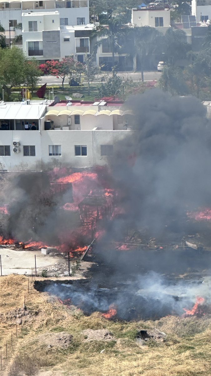 CherrieMz13's tweet photo. #ATENCIÓN #IncendioZapopan @PCJalisco @Trafico_ZMG @UMPCyBZ 
Reinicio de fuego en Prolongación de Jesús y Av. Servidor Público.
🚨🚨🚨Se está extendiendo rápidamente a los terrenos aledaños que tienen tanques de gas y materiales inflamables 🚨🚨🚨 https://t.co/VnwVdDaYcT