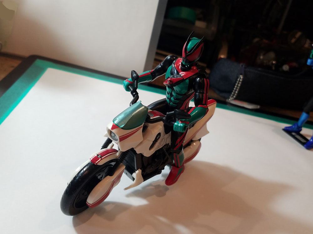 青いゼッツ、同じ色だけどどちらも微妙に違うの（シールが） 色も少し