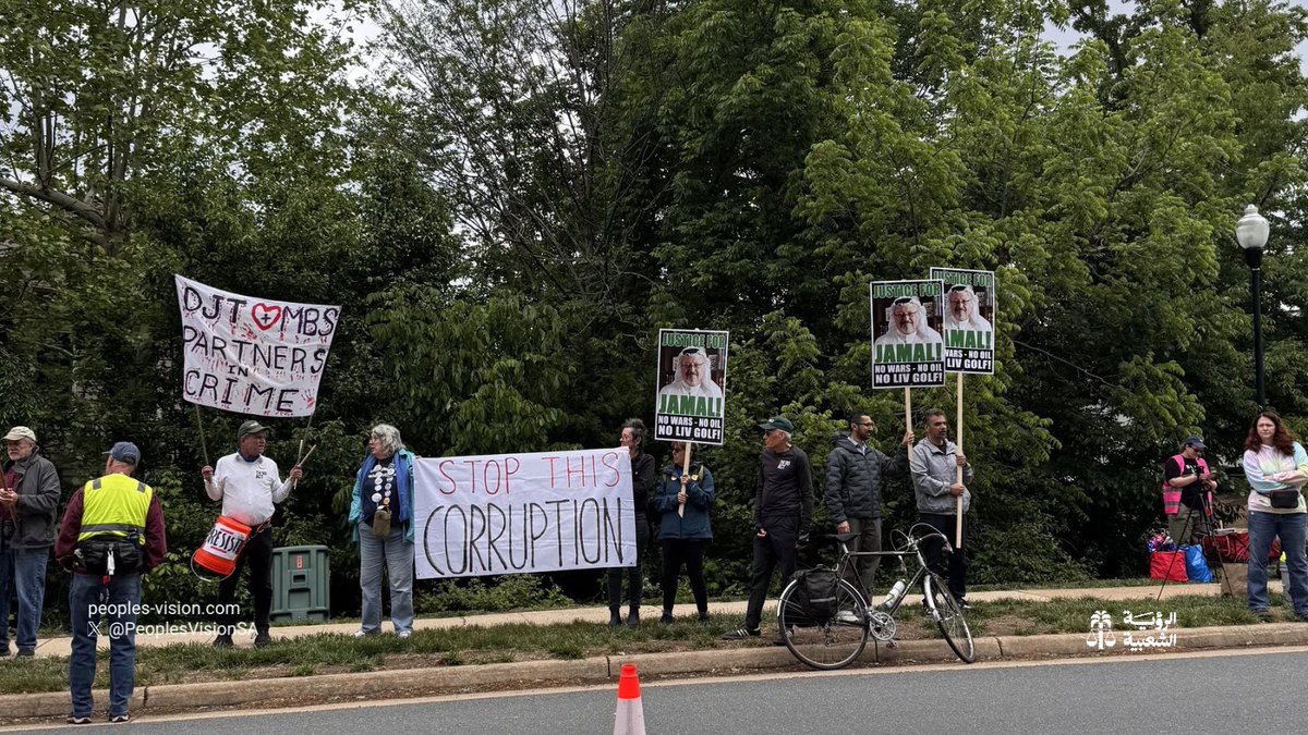 PeoplesVisionSA's tweet photo. أمس وقفنا أمام نادي ترامب للغولف في فيرجينيا إلى جانب منظمة Third Act Action ومجموعة من الناشطين المحليين، مطالبين بالعدالة لجمال خاشقجي. جمال عاش على بُعد أميال قليلة من المكان الذي تجمّعنا فيه. اغتاله وقطّع أوصاله نفس النظام السعودي الذي يموّل اليوم بطولة LIV للغولف ويضخ المليارات في صفقات ترامب التجارية.
هذه القضية ليست عن الغولف. هي عن المساءلة، عن ضياع الأولويات، وعن رفضنا أن يشتري المال الملطّخ بالدماء صمت العالم، في حين أن الشعب السعودي يعاني من الفقر والبطالة وتهالك البنية التحتية.
#السعودية 
#العدالة_لجمال #خاشقجي #حقوق_الإنسان  #LIVGolf