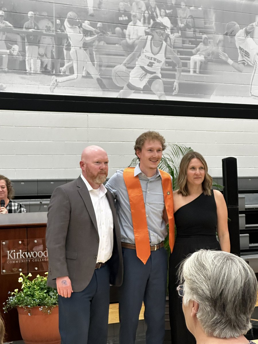 AdavidsonAaron's tweet photo. Super proud of @CDavidson_10 and @DavidsonTaytum on their Nurse Pinning @KirkwoodCC tonight. #Service https://t.co/bvB9u3FtTV