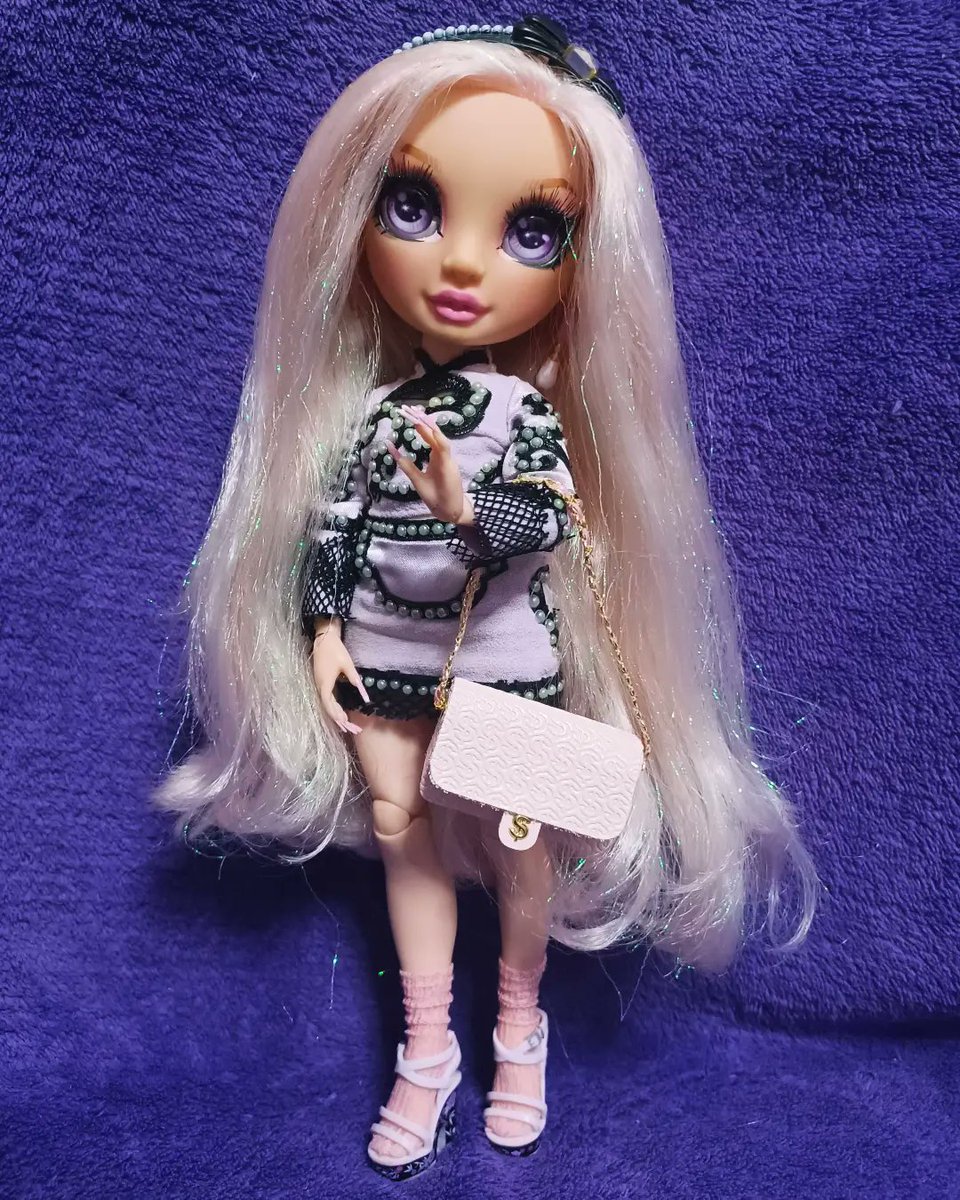 VeronicaStorm98's tweet photo. Pink and black look beautiful together, don't they?🩷🖤
#rainbowhigh #mga #dolls #rainbowhighdoll #rainbowhighdolls #dollphotography #restyle #dollrestyle #bellaparker #rainbowhighbellaparker #pink #black #pinkandblack #pearls https://t.co/BAE1gwdx5P