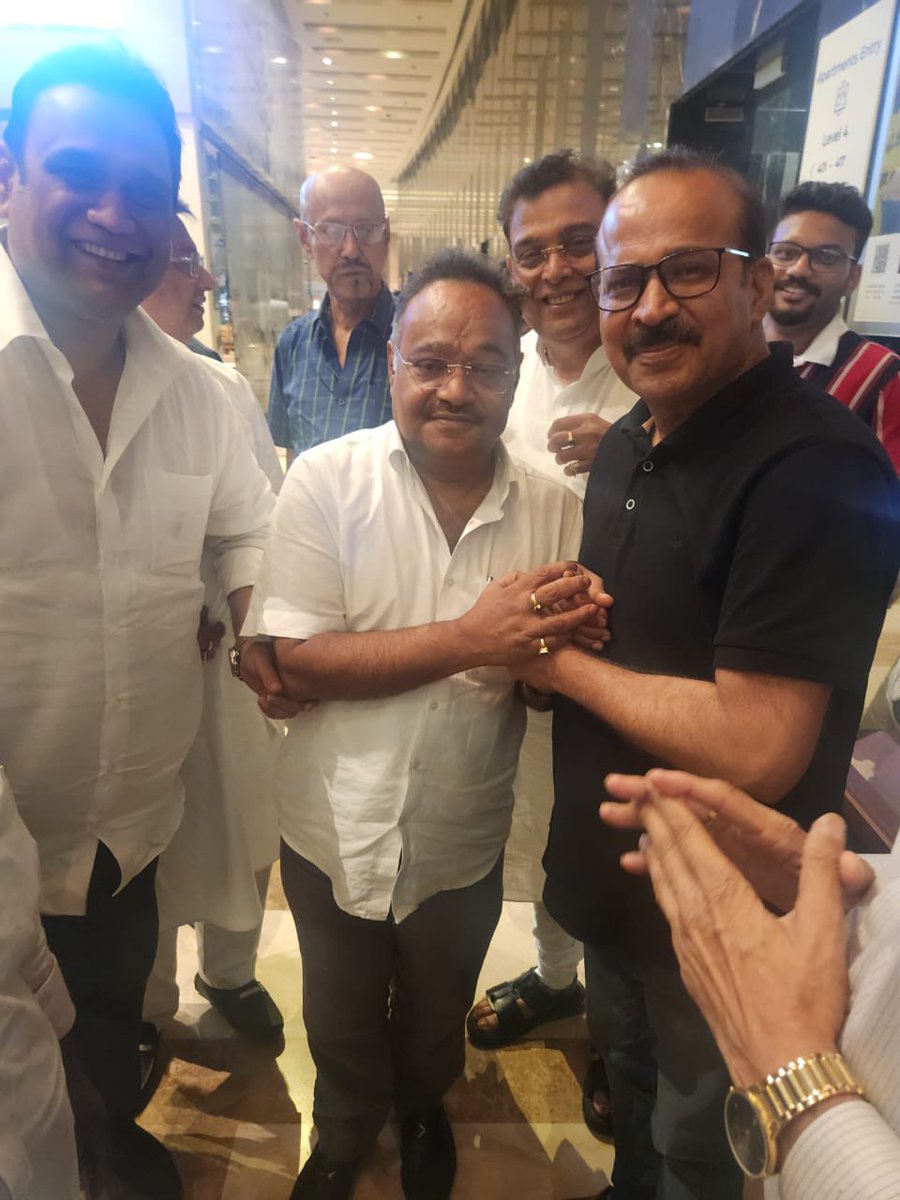 RaviTripati_BJP's tweet photo. बंगाल चुनाव के नायक प्रदेश अध्यक्ष माननीय सामिक दा और बंगाल के मुख्यमंत्री इलेक्ट माननीय सुवेंदु अधिकारी जी से कल देर रात मुलाकात कर बधाई दी..

@SamikBJP 
@SuvenduWB 
@BJP4Bengal 

#Palteche Eibar, Elo BJP Sorkar!! https://t.co/ul5AaiWDmB