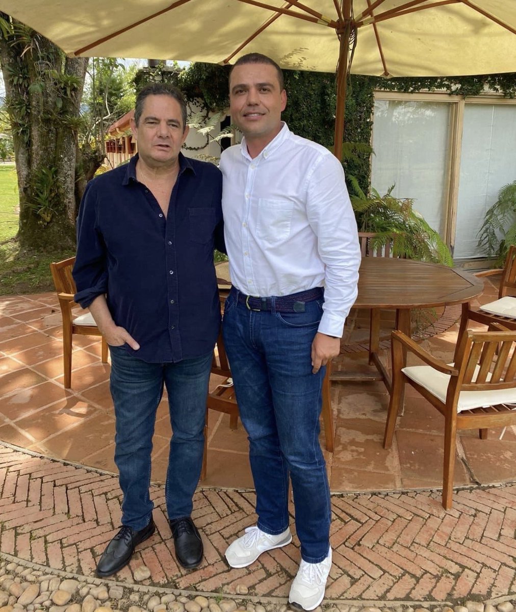 fernandotolav's tweet photo. Hoy Colombia despide a un gran líder. Tuve la oportunidad de conocer a @German_Vargas , un hombre de carácter, visión y amor por el país. Duele su partida en un momento donde Colombia necesita liderazgo, experiencia y firmeza para recuperar el rumbo. Paz en su tumba. 🇨🇴 https://t.co/iQT4ByRsSP