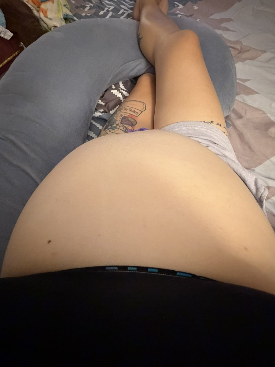 Lilithurdemon's tweet photo. Bump is large and in charge https://t.co/M7HXtkyJMv