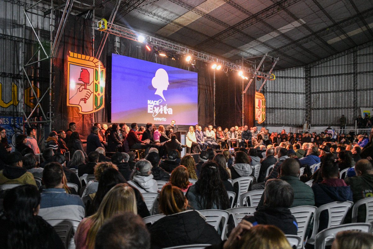 PablocDescalzo's tweet photo. Evita incomoda porque representa todo lo que este gobierno quiere destruir: justicia social, trabajo, universidad pública y un Estado que abrace al pueblo. La esperanza tiene fecha: 2027. https://t.co/RUvQIV4tlp
