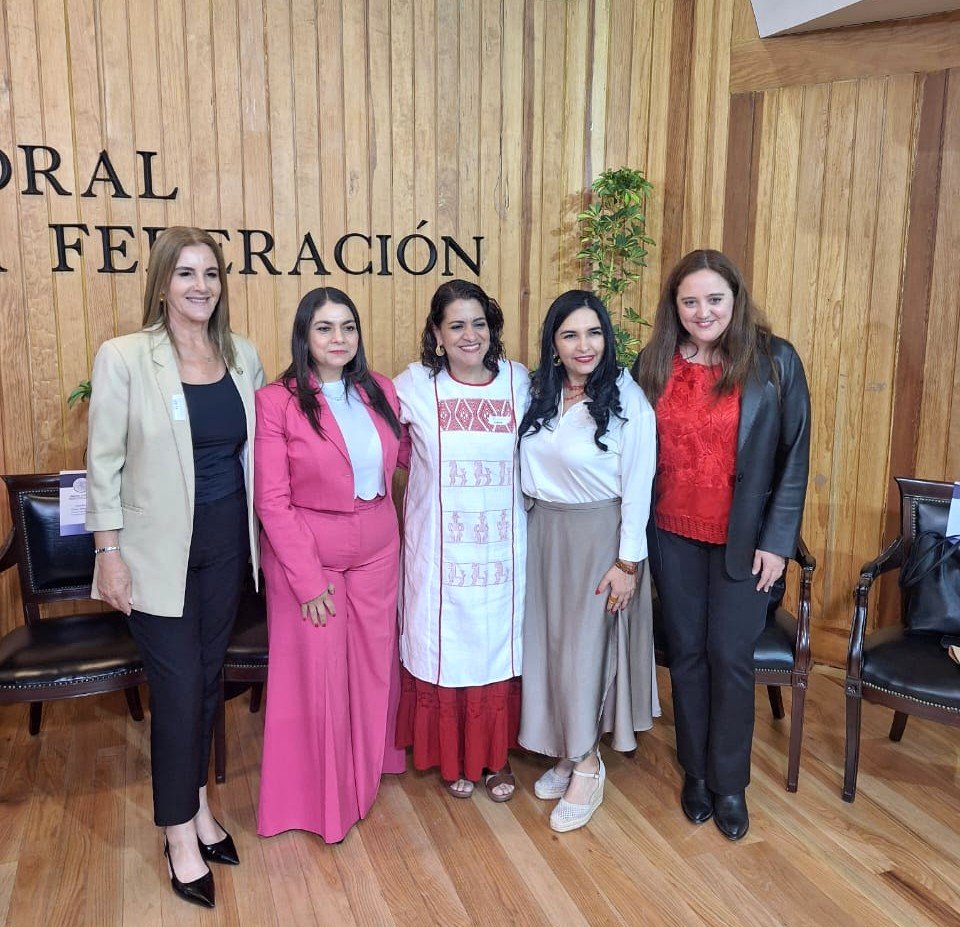 IEPCChiapas's tweet photo. Como parte de las actividades que se realizarán de forma coordinada entre distintos organismos y autoridades electorales en el marco del próximo Proceso Electoral Federal Concurrente que iniciará en septiembre de este año, en la Ciudad de México se llevó a cabo la firma de un acuerdo entre el #INE, el #TEPJF y Transparencia Electoral, estuvieron presentes la consejera presidenta del #IEPCChiapas, @marinalopez3000 y la consejera @SofiaMartinezDC.