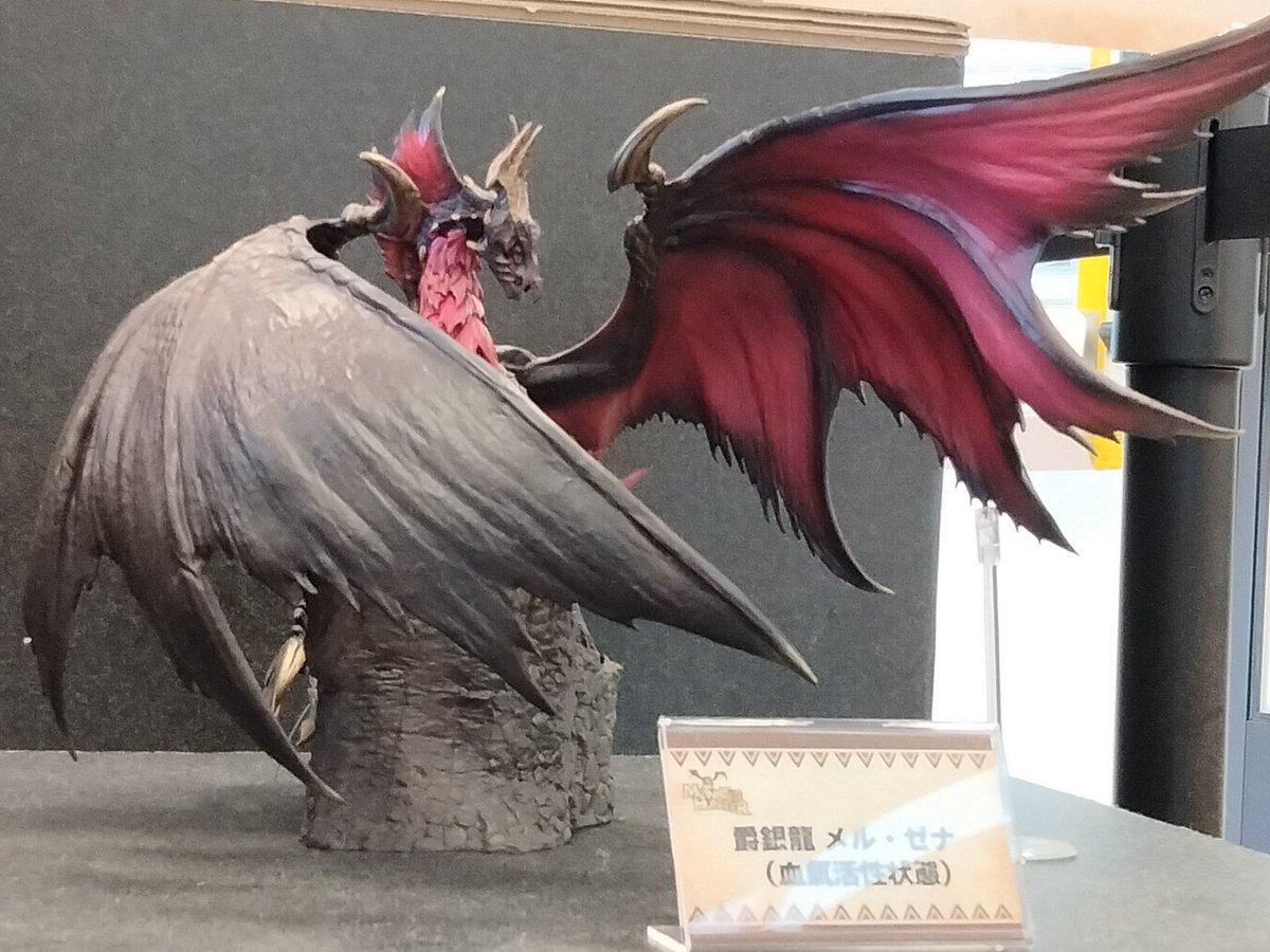 #石鎚でモンハン
たまたま入ったサービスエリアでモンハンのフィギュア飾られててびっくりした