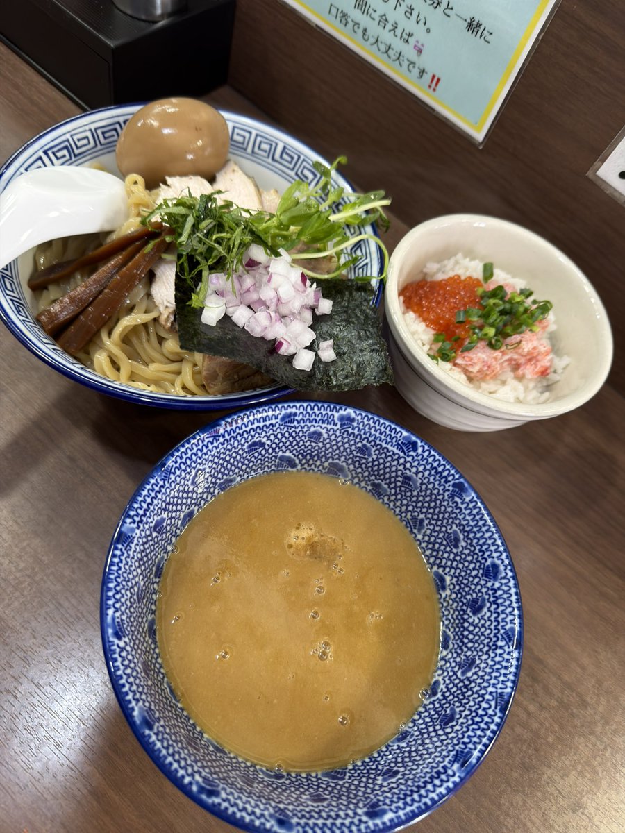 「煮干し中華そば山形屋」で、
濃厚ウニつけ麺大盛
＋蟹とイクラのご飯＋🥚🙏を。。

豪華なラインナップ✨
ウニの濃厚な甘み＆磯の香りが
クリーミーになったつけ汁
大盛の麺もあっという間に消えた😋

単体でも旨い出汁で割るスープ割りは
更にウニの旨さが⤴️

蟹とイクラの🍚は絶対に旨い😆
#山形屋