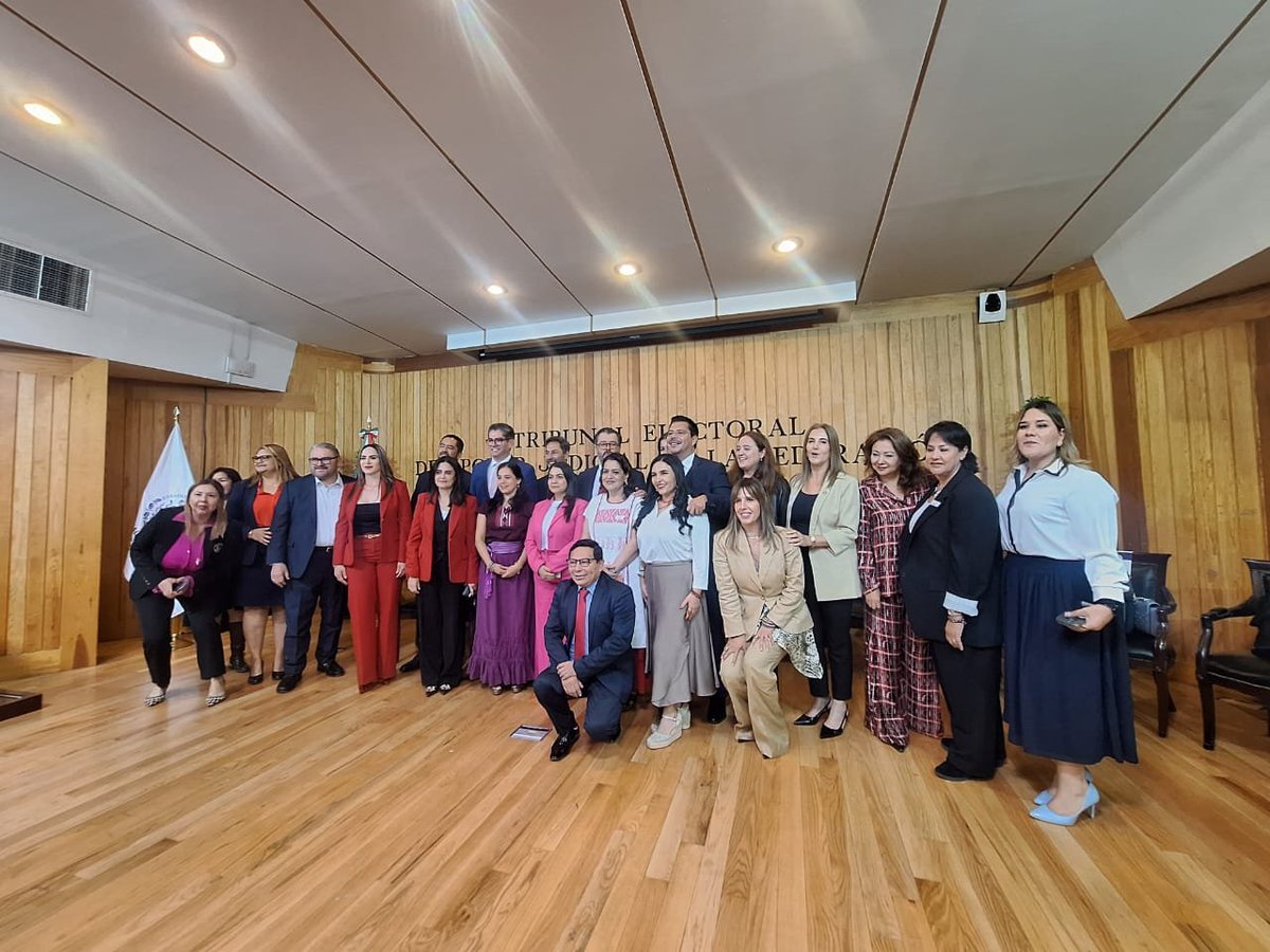 IEPCChiapas's tweet photo. Como parte de las actividades que se realizarán de forma coordinada entre distintos organismos y autoridades electorales en el marco del próximo Proceso Electoral Federal Concurrente que iniciará en septiembre de este año, en la Ciudad de México se llevó a cabo la firma de un acuerdo entre el #INE, el #TEPJF y Transparencia Electoral, estuvieron presentes la consejera presidenta del #IEPCChiapas, @marinalopez3000 y la consejera @SofiaMartinezDC.