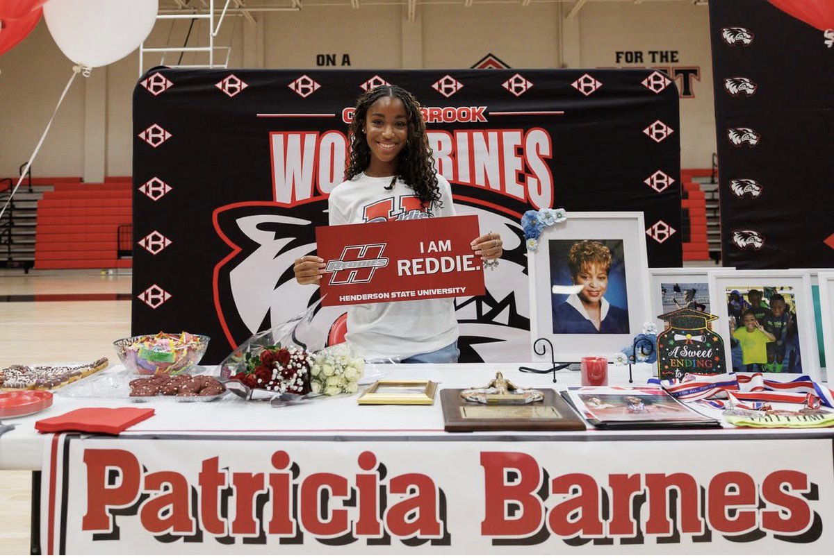 CBHSGirlsTrack's tweet photo. Our two seniors are continuing their academic &amp; athletic careers@ the next level!
Congratulations to:

🏃🏽‍♀️ Kyra Freeman — Texas Lutheran 
🏃🏽‍♀️ Patricia Barnes — Henderson St 

We’re so proud of your hard work$
&amp;dedication  to Clear Brook T&amp;F. Once a Wolverine, always a Wolverine! ❤️ https://t.co/yK1KTXQncw