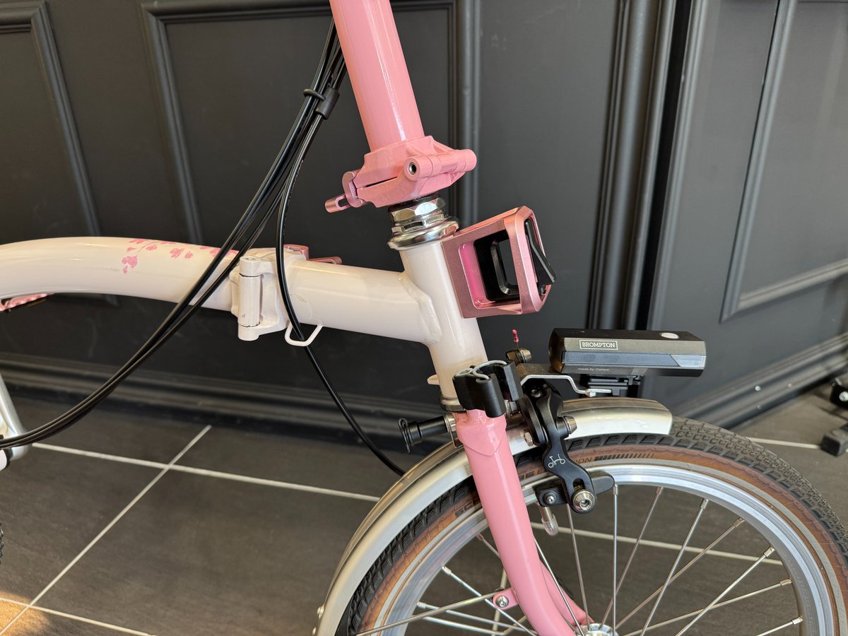 lb_daikanyama's tweet photo. BROMPTON純正ドレスアップ「ColourLab」シリーズ。
Cherry Blossomモデルへピンクカラーをちりばめ、さらに統一感のある1台に。
愛車のイメージチェンジしてみませんか?
オンラインショップでも販売中
https://t.co/o8XUfVmvxV
#brompton #colourlab https://t.co/K5XkrBMcfv