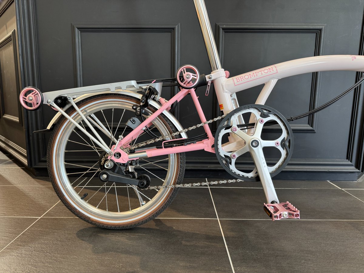 lb_daikanyama's tweet photo. BROMPTON純正ドレスアップ「ColourLab」シリーズ。
Cherry Blossomモデルへピンクカラーをちりばめ、さらに統一感のある1台に。
愛車のイメージチェンジしてみませんか?
オンラインショップでも販売中
https://t.co/o8XUfVmvxV
#brompton #colourlab https://t.co/K5XkrBMcfv
