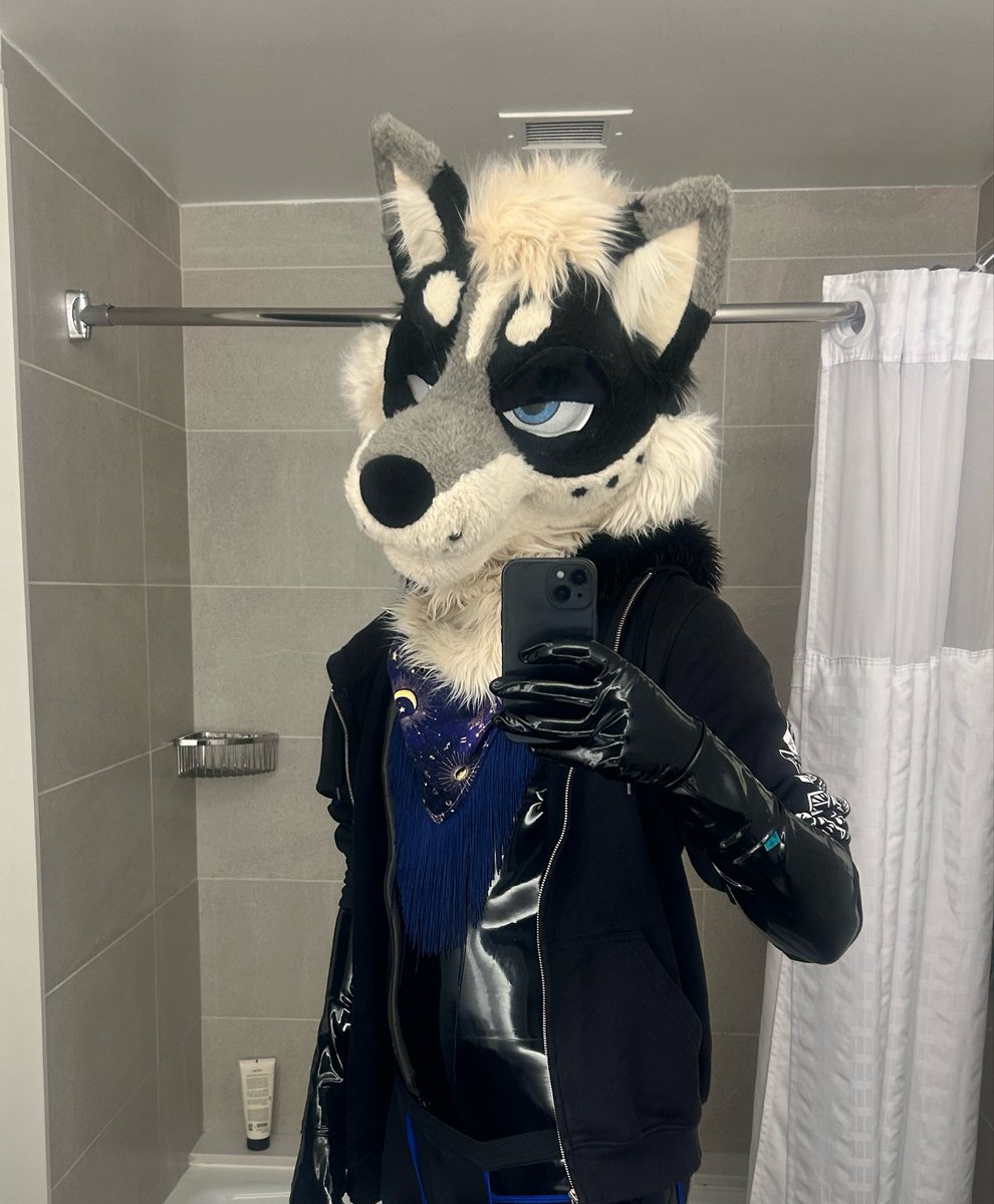 rubberzig's tweet photo. Had a little bit of rubber time tonight at con https://t.co/DwhKmiWfqo