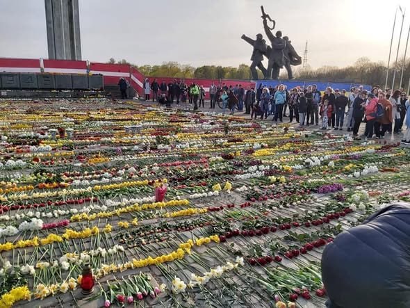 В Риге колоссальный выход людей на День Победы. Всё-таки в Латвии не удалось людей так запугать, как на Украине