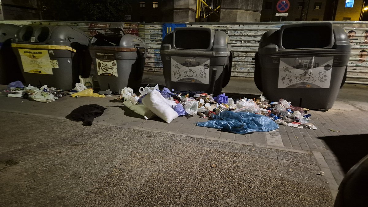 mirysvq's tweet photo. Calle manzana esq dct fedriani, como no tenemos bastante con las obras y los rodajes, ya toda la mierda por las calles. Por favor, ya está bien!!!!! Un poquito de limpia al menos, q no limpian las plazoletas ni por equivocación. https://t.co/1LcBAQzi3z