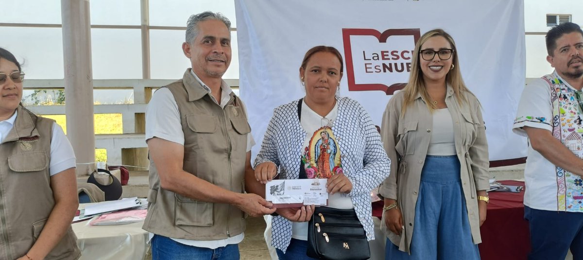 RobertoPantojaA's tweet photo. Entregamos 185 tarjetas del programa #LEEN en Salvador Escalante y Ario de Rosales (#Michoacán), con una inversión de 💲50.2 MDP para escuelas de educación básica y media superior. Concluye así una productiva gira de trabajo junto a padres de familia y autoridades regionales🏫✨ https://t.co/SKWrsyOzzo