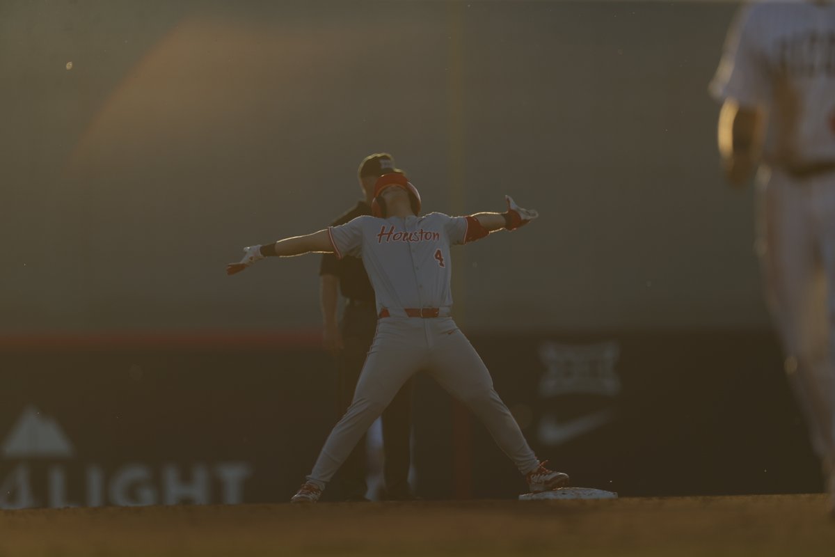 UHCougarBB's tweet photo. Riley doubles to start off the second and scores on an error to put us back in front!

Mid 2 | Houston 2, Arizona 1 https://t.co/hupDyZIZtP