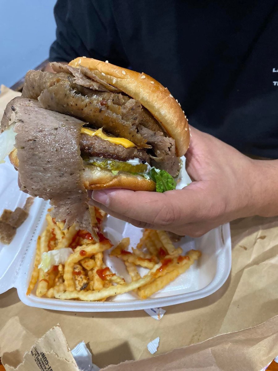 PeaceGawdPayne's tweet photo. Ain’t no better burger in Chicago 🔥 https://t.co/YPEMVjSbtw