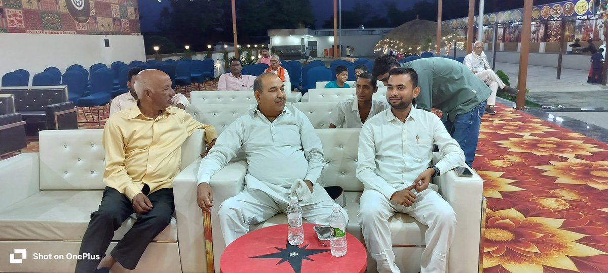 Amriteshdwived6's tweet photo. ग्राम पंचायत हटवा खास स्थित मोती मैरिज गार्डन में श्री रामानुज सिंह चौहान की सुपुत्री के शुभ विवाह कार्यक्रम में पूर्व सांसद श्री अजय प्रताप सिंह जी के साथ सम्मिलित होकर शुभकामनाएं प्रेषित किया! https://t.co/FUy0Mc3U0T