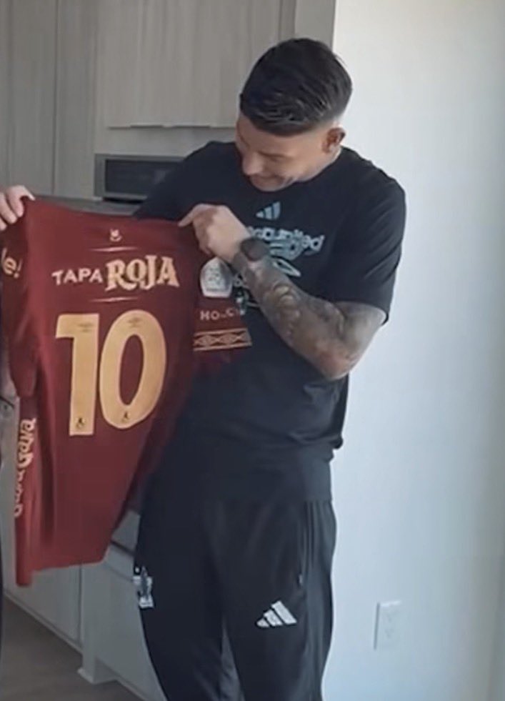 atila_cjs1954's tweet photo. Mírale la carita de felicidad a mi 10 cuando recibió la camiseta😍 https://t.co/7jJ93aYPG1
