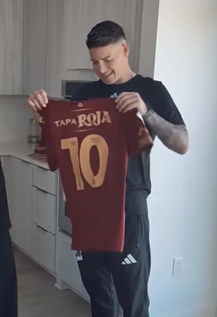 atila_cjs1954's tweet photo. Mírale la carita de felicidad a mi 10 cuando recibió la camiseta😍 https://t.co/7jJ93aYPG1