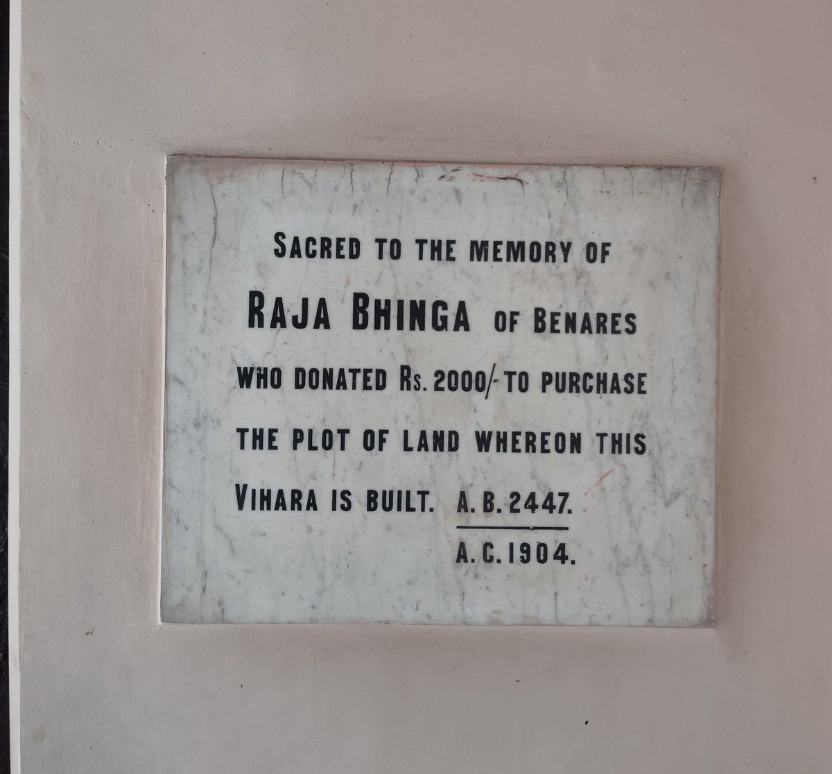 सारनाथ स्थित मूलगंध कुटी विहार का निर्माण 1931 में महाबोधि सोसाइटी द्वारा किया गया था। यह विहार उस स्थान को समर्पित है जहाँ भगवान बुद्ध ज्ञान प्राप्त करने के बाद अपने पाँच शिष्यों को पहली बार उपदेश दिए थे।

इस बिहार के निर्माण के लिए भूमि खरीदने की धनराशि कुशीनगर और पावा के