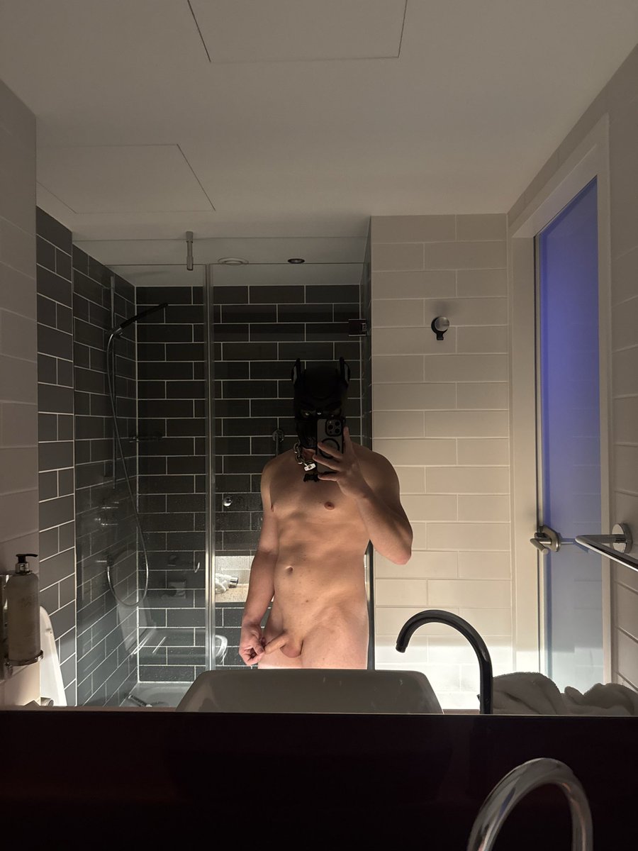 Dutchpupace's tweet photo. I’ll never know why my abs are more visible with dimmed downwards lighting

I guess you can call it glow in the dark 😈 https://t.co/dimiuOOr8e