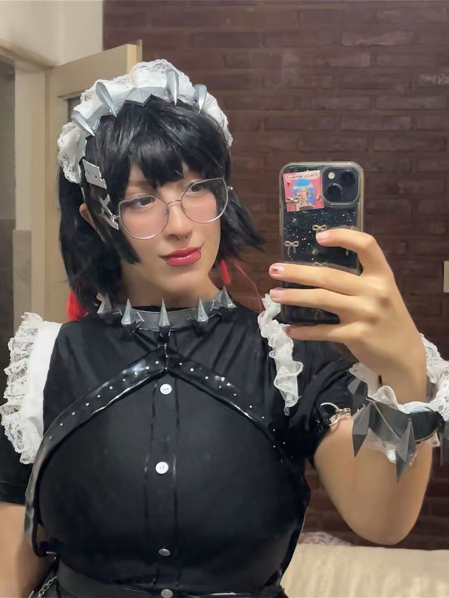 MissMyFangs's tweet photo. Ellen Joe with glasses🦈🤓 https://t.co/VyPXloby91