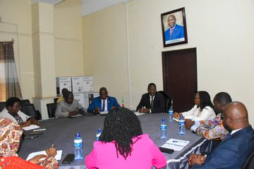 Ikiriho's tweet photo. 🇧🇮 #Burundi-🌍#UA | Éducation filles et femmes

🔴#Bujumbura, capitale africaine du combat pour l’éducation des filles

Le ministère de l’Éducation nationale et de la Recherche scientifique (@MENRS4), a reçu, ce jeudi, une délégation de l’@_AfricanUnion/#CIEFFA (@AU_CIEFFA), dans le cadre des préparatifs de la 2ᵉ Conférence panafricaine sur l’éducation des filles et des femmes, prévue à Bujumbura du 2 au 4 juillet 2026.

Une rencontre de haut niveau! Elle a permis de faire le point sur l’organisation de ce rendez-vous continental appelé à réunir décideurs politiques, experts et partenaires autour des enjeux liés à l’accès et au maintien des filles à l’école. Elle s’inscrit dans une dynamique visant à renforcer les politiques éducatives sensibles au genre et à consolider les acquis en matière d’égalité.

🔴 Une dynamique continentale autour de l’éducation des filles

La conférence de Bujumbura s’inscrit dans la continuité des engagements africains en faveur de l’éducation des filles et des femmes. Elle vise à renforcer la coordination entre États et partenaires afin d’harmoniser les politiques éducatives et d’améliorer leur impact sur le continent.

Le premier congrès panafricain tenu à Addis-Abeba en 2024 avait déjà posé les bases d’une vision commune, mettant l’accent sur la nécessité de renforcer les politiques sensibles au genre et d’accroître les financements dédiés à l’éducation. Les discussions avaient également souligné les obstacles persistants, notamment les abandons scolaires, les mariages précoces et les inégalités sociales.

Dans cette logique, la rencontre de Bujumbura est appelée à consolider ces engagements et à proposer de nouvelles orientations stratégiques pour accélérer les progrès.

🔴 Le Burundi entre avancées éducatives et défis structurels

Au niveau national, le Burundi enregistre des progrès dans la scolarisation des filles et la participation croissante des femmes dans l’enseignement supérieur et certains secteurs professionnels. Ces avancées traduisent une volonté politique d’intégrer davantage l’égalité des chances dans le système éducatif.

Cependant, des défis importants persistent. Les abandons scolaires précoces, les mariages et grossesses précoces ainsi que certaines inégalités socio-économiques continuent de freiner le parcours éducatif des filles. À cela s’ajoutent des formes de violences basées sur le genre qui restent préoccupantes en milieu scolaire et familial.

Face à ces enjeux, les autorités burundaises et leurs partenaires multiplient les initiatives visant à renforcer l’intégration du genre dans les politiques éducatives, à soutenir les filles vulnérables et à promouvoir le leadership féminin. Ces efforts s’inscrivent dans une vision plus large de transformation sociale durable.

🔴 Bujumbura, un positionnement continental affirmé

En accueillant la 2ᵉ Conférence panafricaine sur l’éducation des filles et des femmes, Bujumbura confirme son rôle de plateforme régionale de dialogue et d’action en faveur de l’égalité éducative.

Cette rencontre illustre une ambition partagée sur le continent : faire de l’éducation des filles et des femmes un levier central de développement, de stabilité sociale et de progrès durable en Afrique.