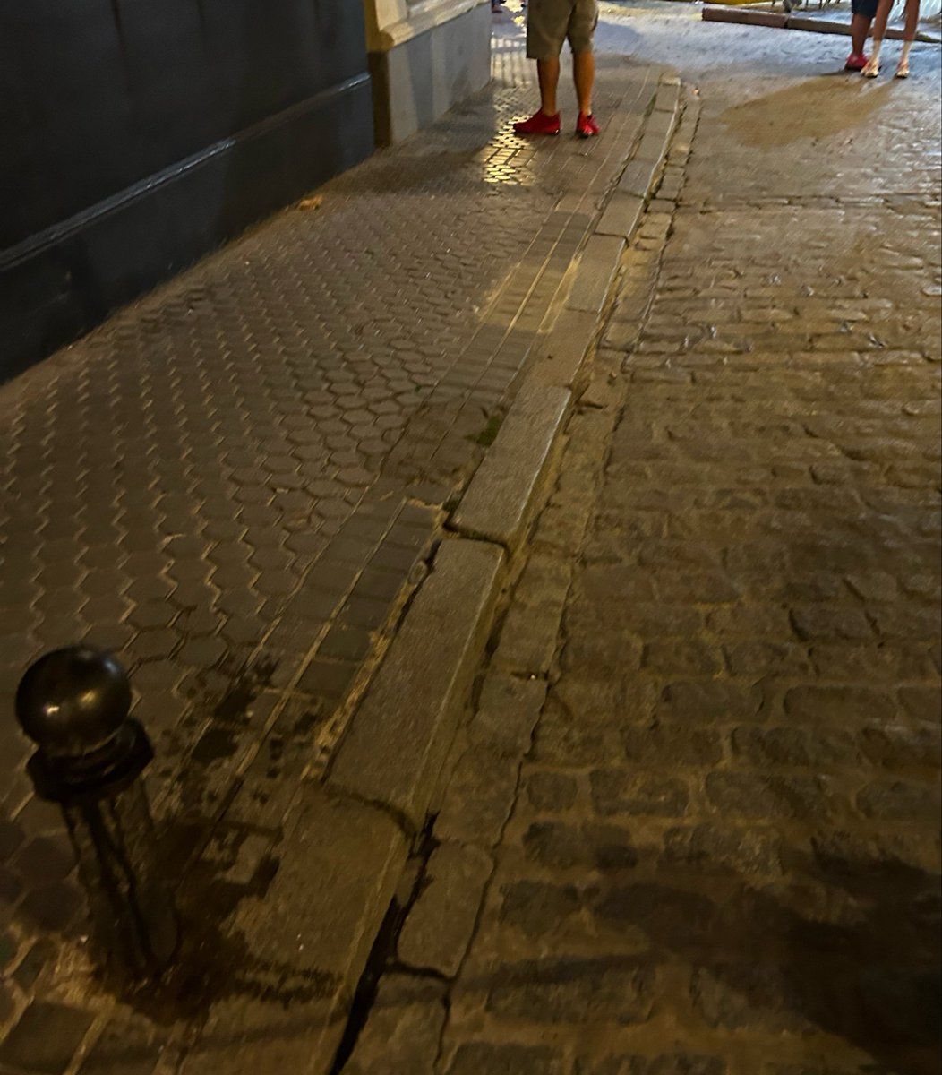 marsopa's tweet photo. Se puede ser más chapucero? Se da aviso a @Ayto_Sevilla de un bolardo roto y tirado a través de la app y en breve dan por resuelto el problema… quitando el bolardo!!! Este es el famoso libro de estilo? Si el bolardo estaba ahí es porque tenía una misión, pero nada, a lo fácil https://t.co/GtpscAwfBz