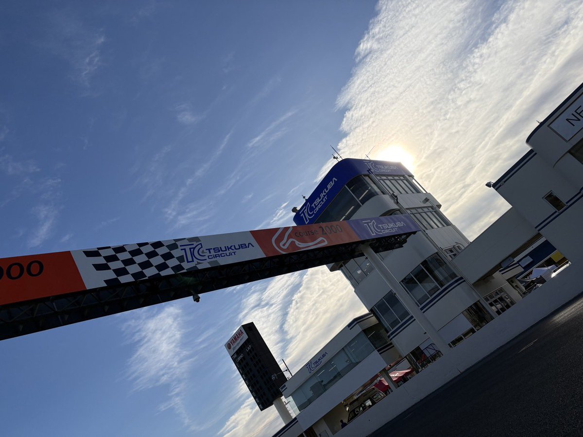 tsukuba_circuit's tweet photo. 【#TCレース事務局】

おはようございます☀️
 #テイスト・オブ・ツクバ 土曜の朝を迎えました！

会場は朝から続々と準備が進んでいます🏍️💨

ご来場の皆さまも、ライブ中継でご覧いただく皆さまも一日お楽しみください！

ライブ配信はこちら👇
https://t.co/MFl5gzHn2Y

#TOT2026SATSUKI https://t.co/LqlBJ9y3Su