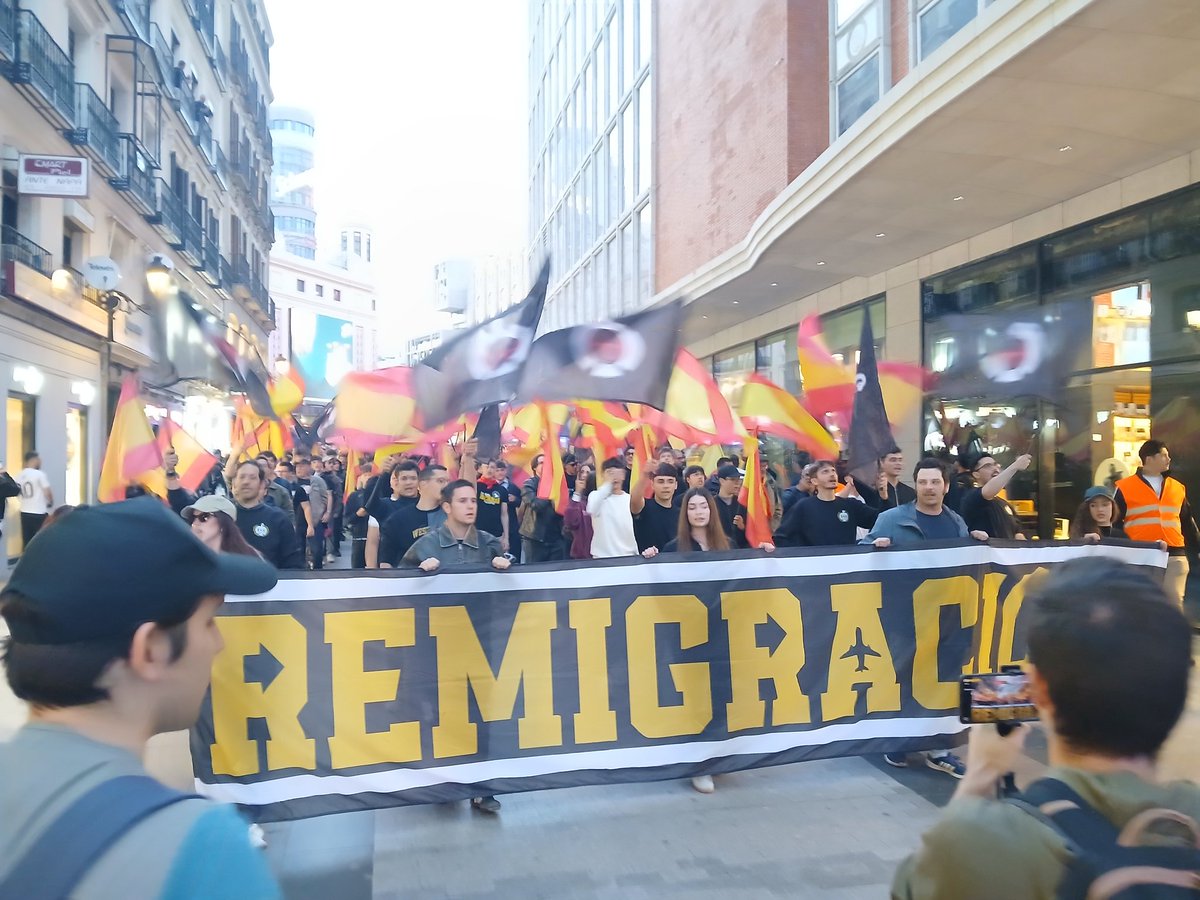 MasRazonqUnSant's tweet photo. El Jefe Nacional de Falange Española de las JONS @fedelasjons, Norberto Pico @NorbertoPico,
entrevistado por @rtve
En la manifestación convocada por @JFalange por el centro de Madrid
Frente a su Invasión:➡️ #Remigración
#FALANGE
#FEJONS https://t.co/DuUxNC5ap6