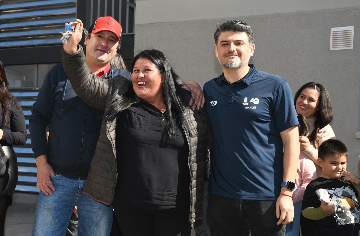 fmunozv's tweet photo. Hoy entregamos el conjunto de viviendas Los Aromos, cumpliendo el sueño de 32 familias del comité Esperanza Robert Kennedy que, tras años de esfuerzo, hoy reciben las llaves de su hogar. Seguimos avanzando en una comuna con desarrollo urbano y poniendo a las familias en el centro https://t.co/q0TWdxCzaC