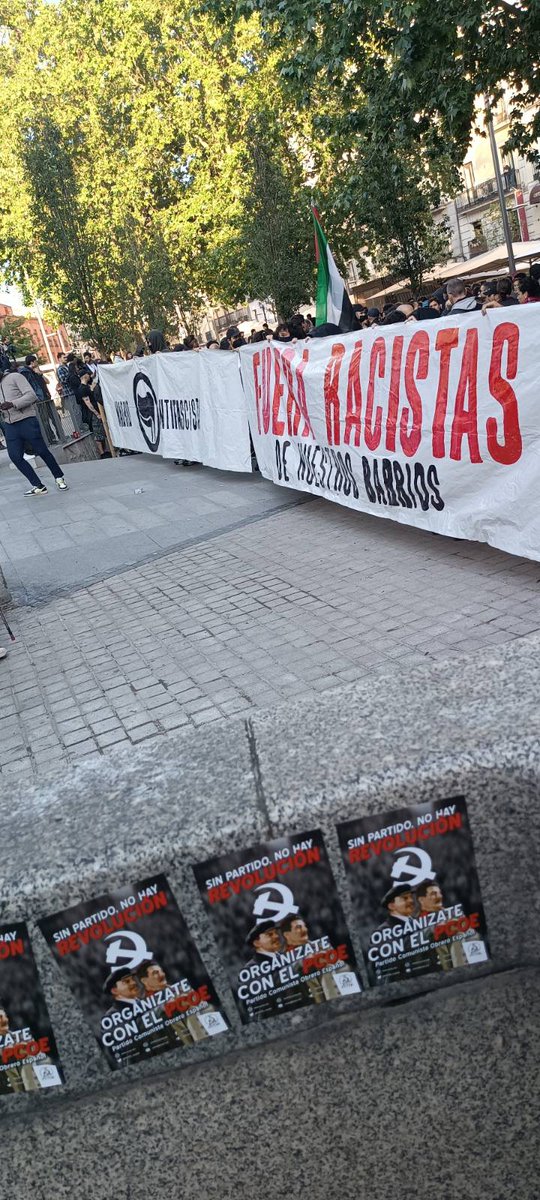 PCOE_estatal's tweet photo. El PCOE ha estado presente en la manifestación antifascista contra la marcha organizada por Falange en Tirso de Molina, Madrid. https://t.co/lCzBtl0Dtg
