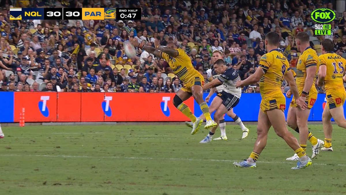 samcurr95262813's tweet photo. This effort from Paulo is not being spoken about enough

What a stint he put in last night as well!🙌

When the game was on the line, Clifford from over 40m out had the ball on line to win the game, and the little touch from Junior pulled it onto the post and wide

EFFORT🔥💙💛 https://t.co/Kc3wJVsz4G
