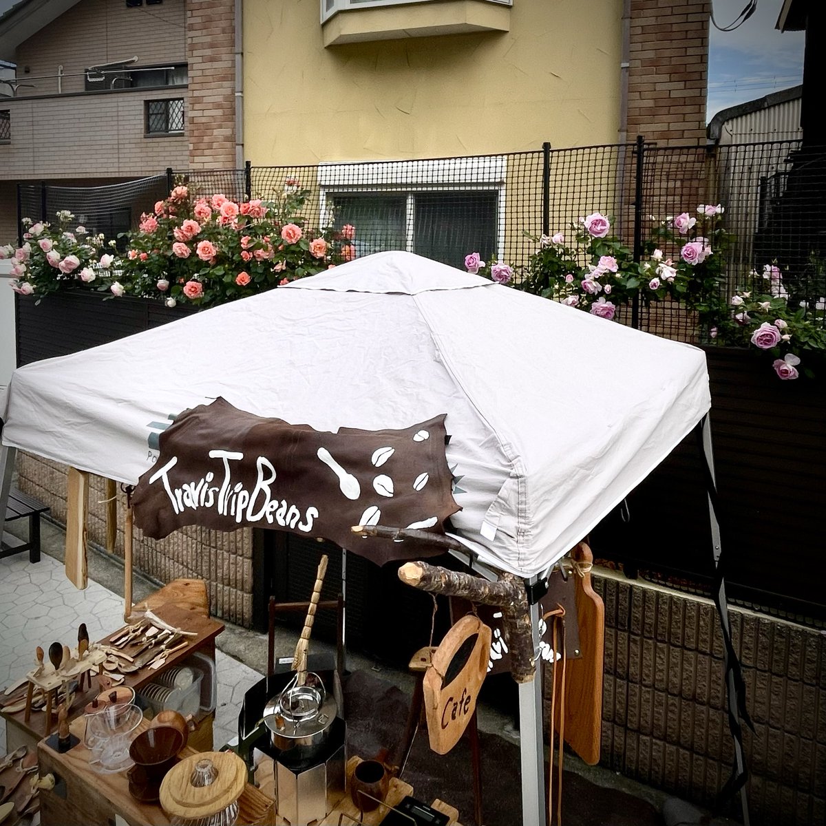 travistripbeans's tweet photo. おはようございます。#勝浦朝市　での9日の出展準備完了です、明日10日も営業予定。11日から15日まではおやすみです。写真は下本町借景。 https://t.co/oYnsRfNIr2
