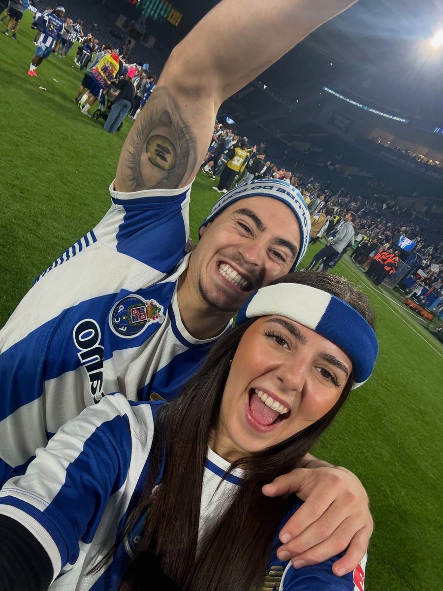 Joana, noiva de Vasco Sousa, revelou algumas palavras que Jorge Costa dirigiu ao jogador:

"O teu lugar é aqui. Há poucos como tu, que respiram e vivem Porto. És um jogador à Porto." 💙