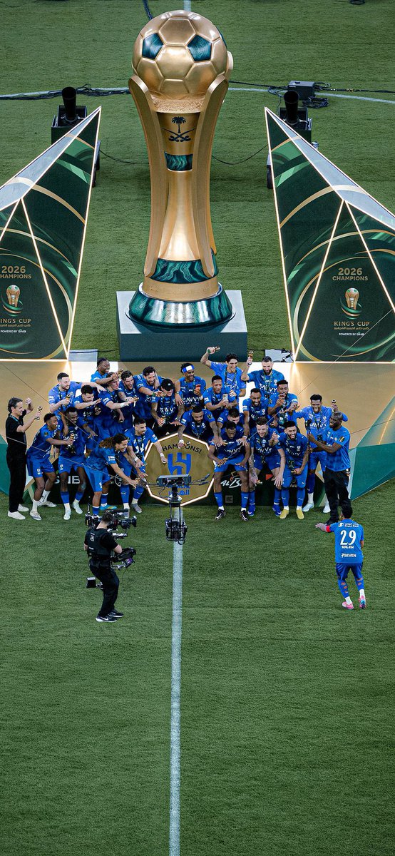 1Hem_7's tweet photo. عندما تتغيّر المواسم ويبقى حضورك ثابتًا عندما يطارد الآخرون اللحظات وأنت تصنع تاريخ » 💙. https://t.co/QYCsWjfWFe