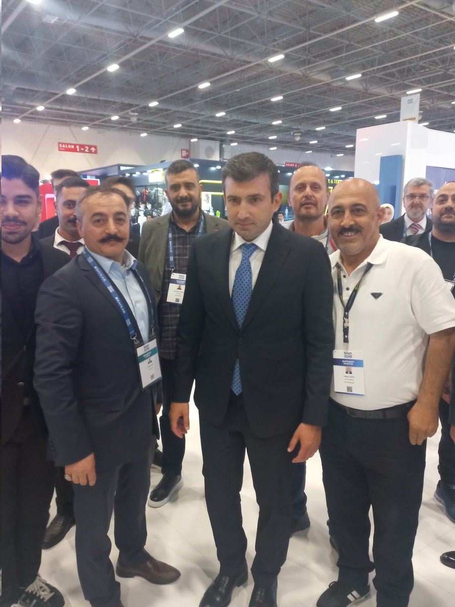 Okciro's tweet photo. İstanbul Savunma Sanayii Fuarı’nda @Selcuk Bayraktar ile verimli bir görüşme gerçekleştirdik.🇹🇷🇰🇷

Türkiye-Güney Kore savunma sanayii iş birliklerini ve Baykar’ın teknoloji vizyonunu konuştuk.Misafirperverlikleri için teşekkür ederim.

#SAHA #KIZILELMA #Bayraktar #SavunmaSanayii https://t.co/rnHRIr68Tq