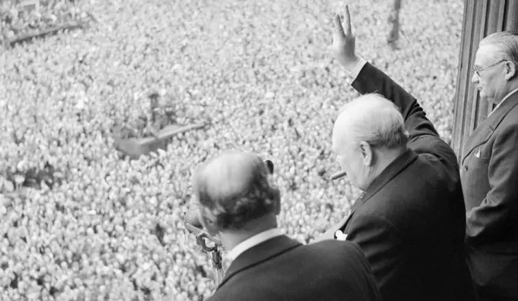tommysweet_t's tweet photo. On this day in 1945 the streets of our capital were full for VE Day let’s recreate this a week on Sunday as we #UniteTheNation #london #england https://t.co/PAFdskY3aI