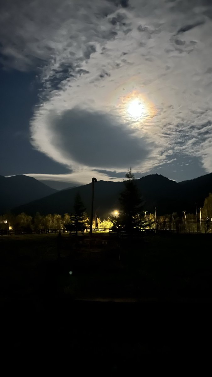 pollovel's tweet photo. El atardecer en La Leonera y una Luna con anillo pronta a unirse con el sol. https://t.co/KozQ2dbeOx