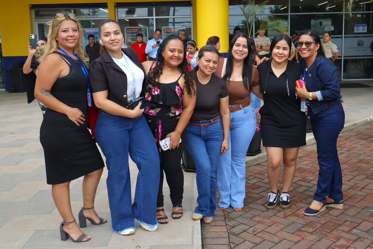 ATD_Duran's tweet photo. Celebramos el Día de las Madres junto al personal de la @PoliciaEcuador y ATD, compartiendo un emotivo momento lleno de alegría, reconocimiento y gratitud hacia todas las madres presentes. https://t.co/fPd9Ys6kZb