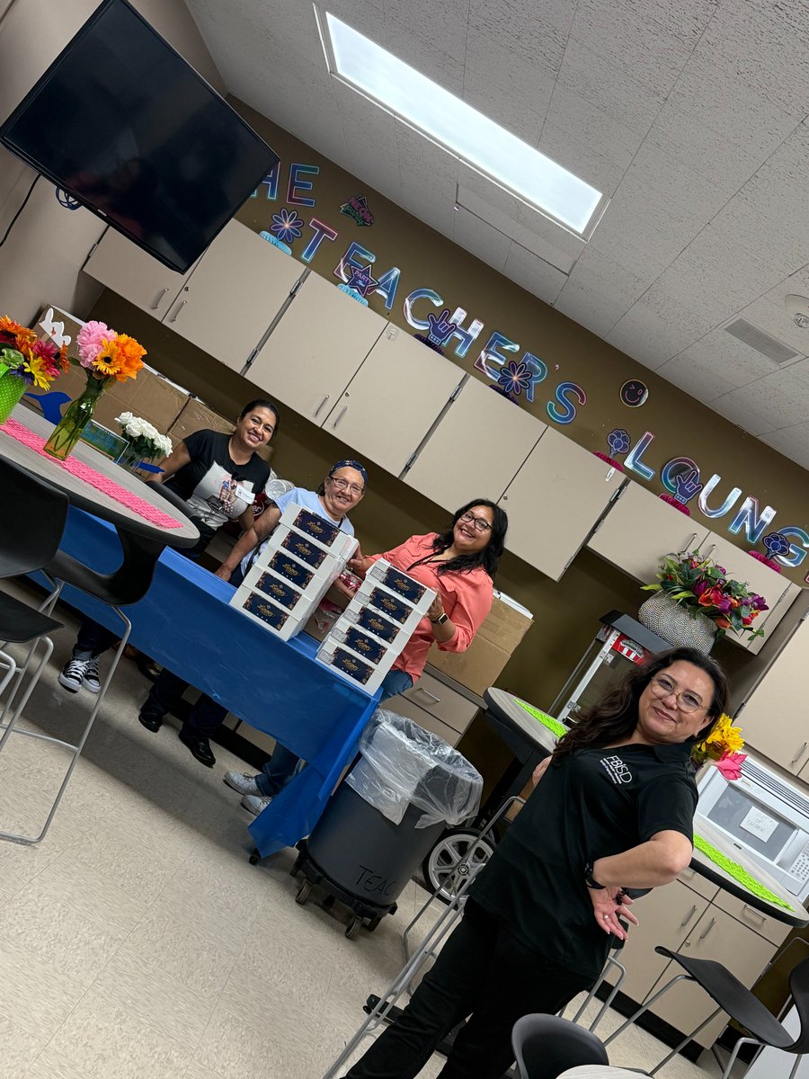 RME_Roadrunners's tweet photo. Thank you for our SUPER VIPS, for helping us pass out Lopez for our staff on the final day of Teacher Appreciation week! #FBISDLevelUp @FBISDCommunity https://t.co/MNGhe91XZ9