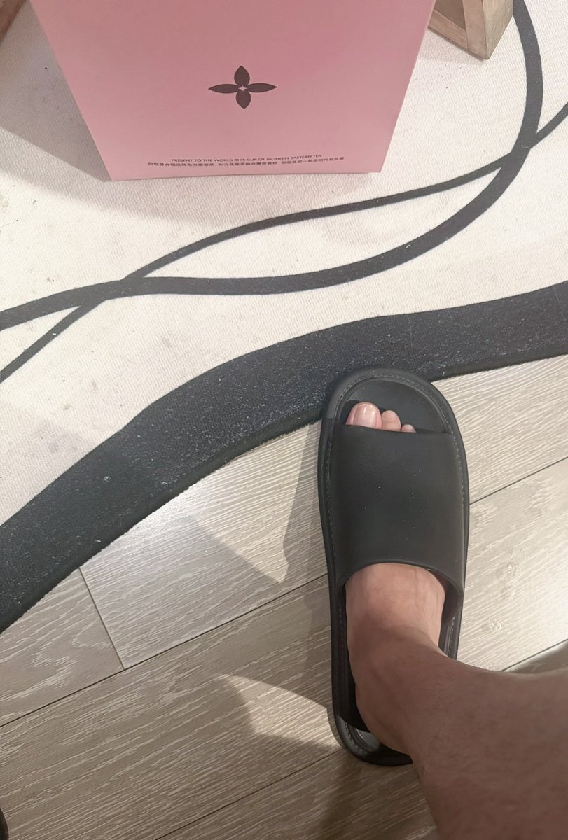 lopez10691069's tweet photo. #成都 脚脚凑凑的😬 https://t.co/hHpmzu1d2y