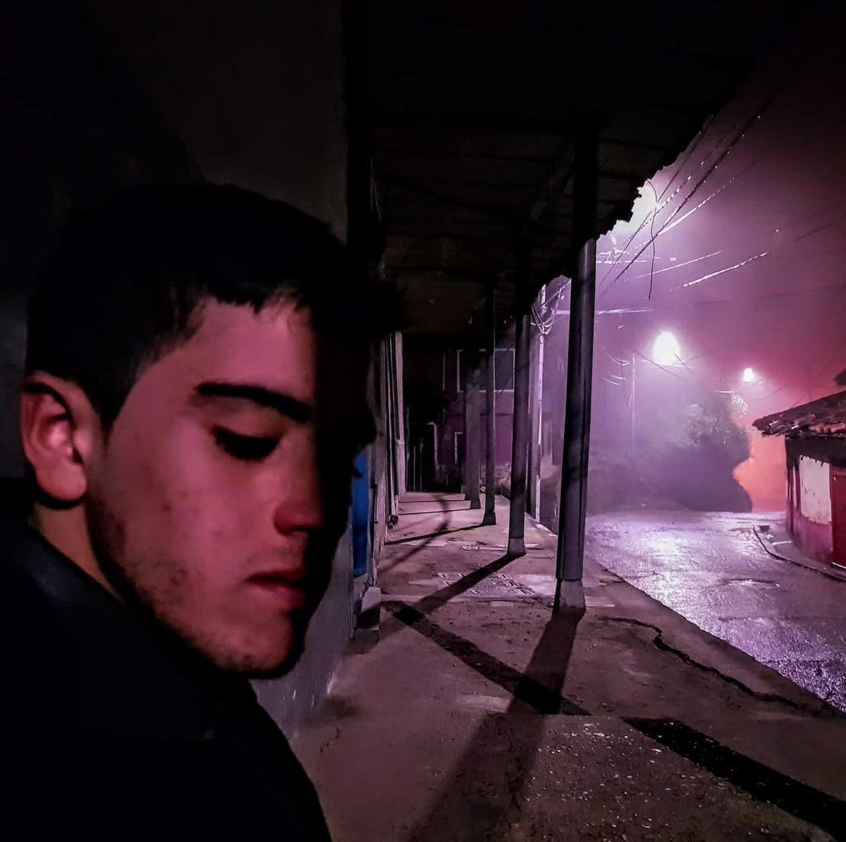 Descansa en paz Mateo, joven reportero, y poeta. Así te recuerdan tus amigos. Contar historias en este país es una condena a muerte. El Norte de Antioquia está secuestrado por las disidencias y el Clan del Golfo. En Briceño hasta vigilan a la gente con drones. No hay palabras.