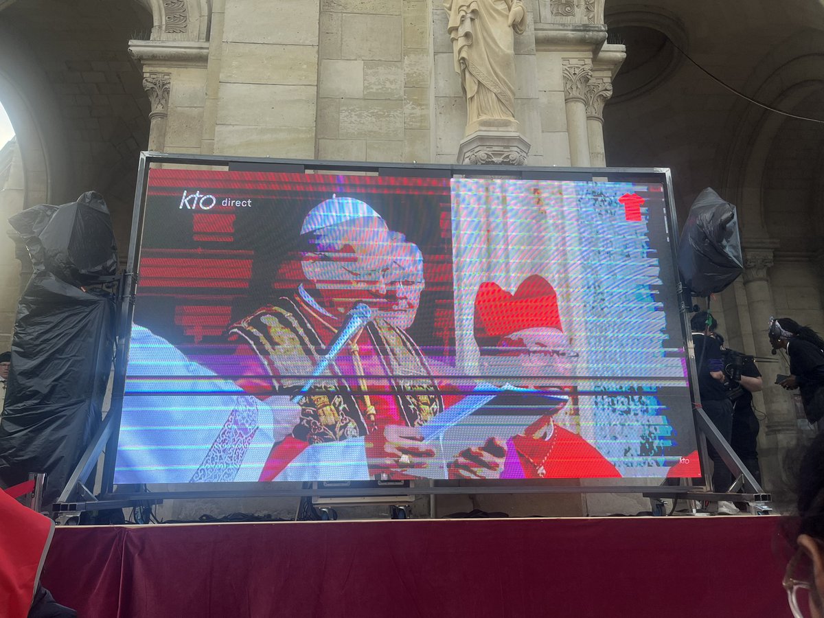 abcariot's tweet photo. Il y a un an, au cœur de l’Ostension de la Sainte Tunique, les cloches de Basilique Saint-Denys d’Argenteuil résonnaient avec une émotion toute particulière : l’Église venait d’accueillir le pontificat du Pape Léon.
Un an plus tard, le souvenir demeure intact.✝️🇫🇷 https://t.co/SGMuVs5jQn