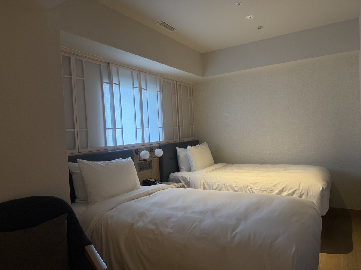 himabito9's tweet photo. プロモきっかけでマリオット神戸へ行きました。

海側のお部屋は手狭ながらもバスルームはトイレ別で良し🙆🏻‍♀️
なお、中層階からの眺望は…

翌朝に部屋のトラブルで山側のお部屋に移動となったのですが、山側のお部屋はゆったりだけどユニットバス。眺望は良し🙆🏻‍♀️でした。 https://t.co/yaSey7JKra