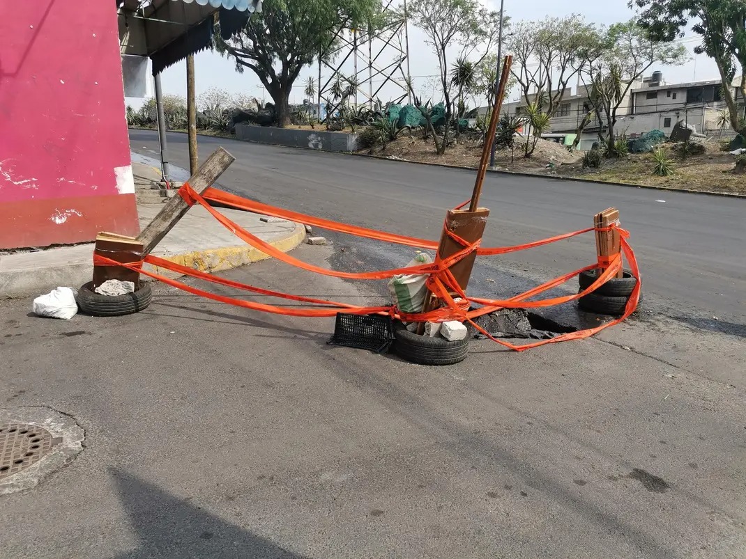 sabinacortes's tweet photo. Desde hace años se reportó la fuga de agua y las autoridades nunca hicieron caso. Hoy el problema ya se mezcló con el drenaje, poniendo en riesgo la salud de las personas y afectando sus viviendas. Exigimos atención antes de que empeore #CDMX #SaludPública https://t.co/a2CO1Krrh1