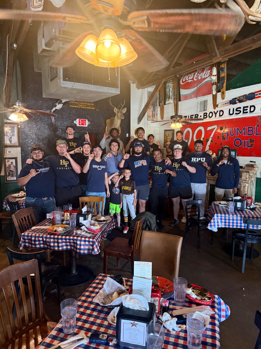 CoachGipson11's tweet photo. The Buzz Boys - WorkSeason CHAMPS

Thank you to Humphrey Pete’s for hosting!

Congrats to TBB - Captains Cutter Smith and Hez Parker

Coach @jttesno with his first WorkSeason win! 

#StingEm
#TearOffTheRoof https://t.co/cEFczhaSrE