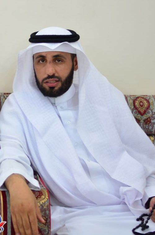 essaaltamimi32's tweet photo. رحل إلى رحمة أرحم الراحمين الرجل الطيب، والشاب الصالح العابد حمود بن عمر بن عبدالله التميمي، إثر حادثٍ مروري أليم، تاركًا خلفه زهرتين صغيرتين تيتّمتا في عمرٍ مبكر.
رحم الله أبا الجوهرة رحمةً واسعة، وغفر له، وأسكنه فسيح جناته، وجعل ما أصابه رفعةً له وتكفيرًا لذنوبه.

لقد كان ـ رحمه الله ـ مثالًا للشاب الصالح، وأحسبه ممن قال فيهم النبي صلى الله عليه وسلم:
«وشابٌّ نشأ في طاعة الله».
فقد عرفه الناس محبًّا للمسجد، محافظًا على الصلاة جماعة، خلوقًا طيب القلب، دمث الأخلاق، محبوبًا بين جيرانه ومعارفه، قريبًا من الناس ببشاشة وجهه وطيب تعامله، وصولًا لرحمه، ساعيًا في الخير ما استطاع إليه سبيلًا.

ولعل ذلك الحضور الكبير اليوم في المقبرة، والحزن الذي خيّم على الوجوه، والدعوات الصادقة التي لهجت بها الألسن بالثبات والرحمة، خير شاهدٍ على محبة الناس له، وحسن أثره بينهم، فالناس شهداء الله في أرضه.

وإن القلب ليحزن على فراقه، وإن العين لتدمع، ولا نقول إلا ما يرضي ربنا.
نسأل الله أن يجعل قبره روضةً من رياض الجنة، وأن ينزل عليه شآبيب رحمته ومغفرته، وأن يفسح له في قبره مد بصره، وأن يجبر مصاب أهله وذويه، ويحفظ ابنتيه، وينبتهما نباتًا حسنًا، ويجعلهما من الصالحات البارّات بأبيهن بعد رحيله.

إنا لله وإنا إليه راجعون.
#حايل
 #جنائز_حائل 
#حائل_الاجمل
